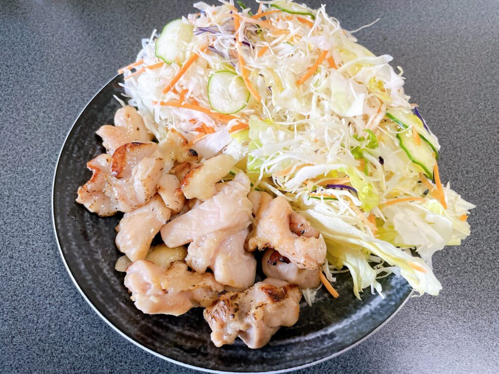 ローソン炭火が香る本格焼き鳥(塩)の盛り付け画像
