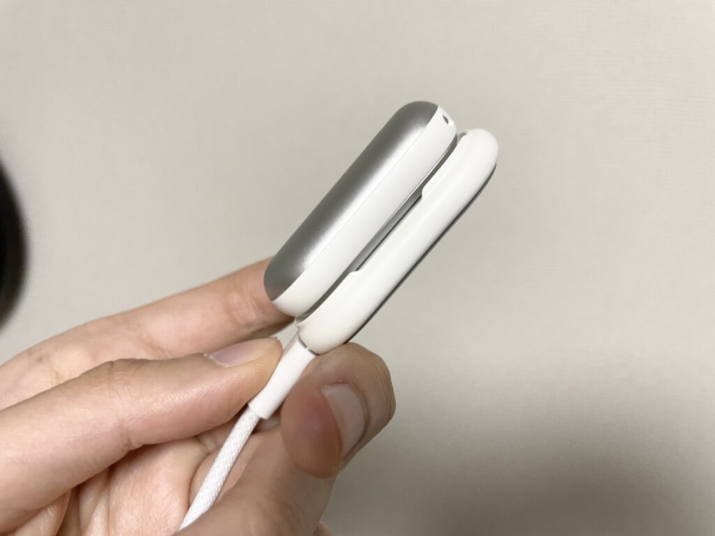 PLAUD NotePin背面カバー付きで充電ケーブルにつけた図