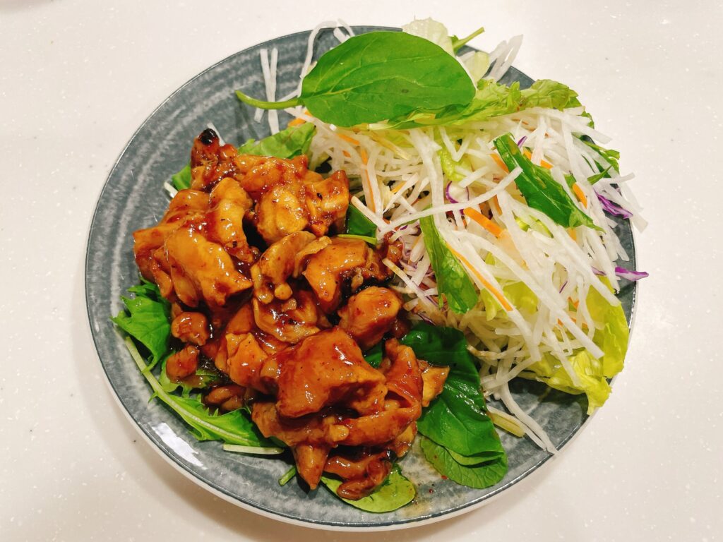 ローソン炭火が香る本格焼き鳥(たれ)の盛り付け画像