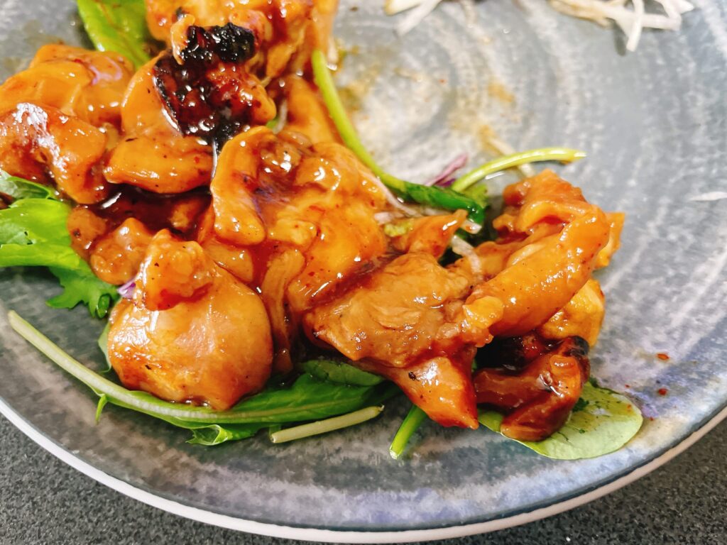 ローソン炭火が香る本格焼き鳥(たれ)にポッカレモン100をかけた図