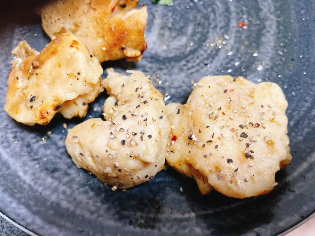 ローソン炭火焼鳥ささみ九州産柚子胡椒にブラックペッパーをまぶした写真