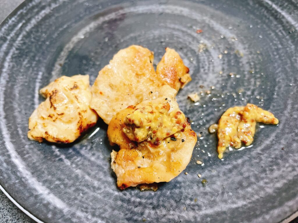 ローソン炭火焼鳥ささみ九州産柚子胡椒に粒マスタードをかけた写真